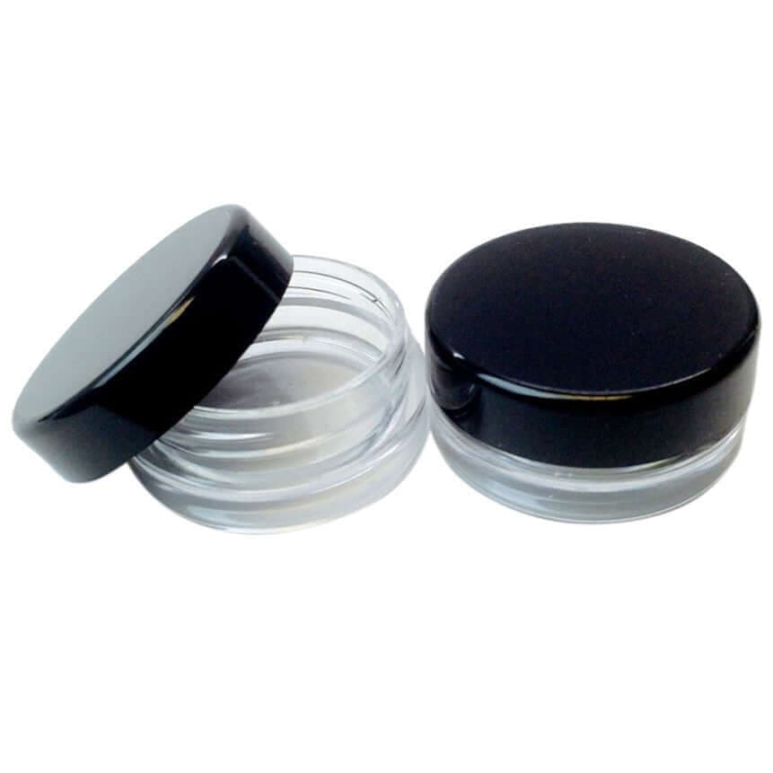 Rund plastbeholder 5 ml med sort låg til kosmetik, makeup, cremer, balmer - Hedenhus - Hård PP, diameter 29,5 mm