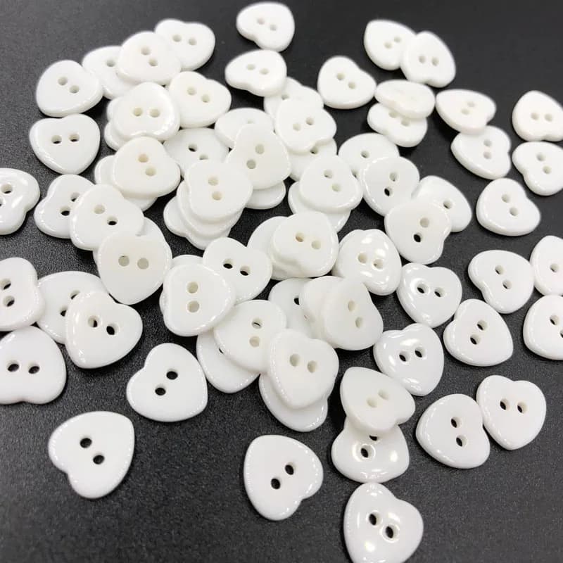 Hvid hjerte plastikknap med 2 huller, 12 mm