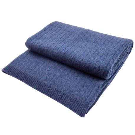Plaid i cashmere – mørkeblå, kabelstrikket