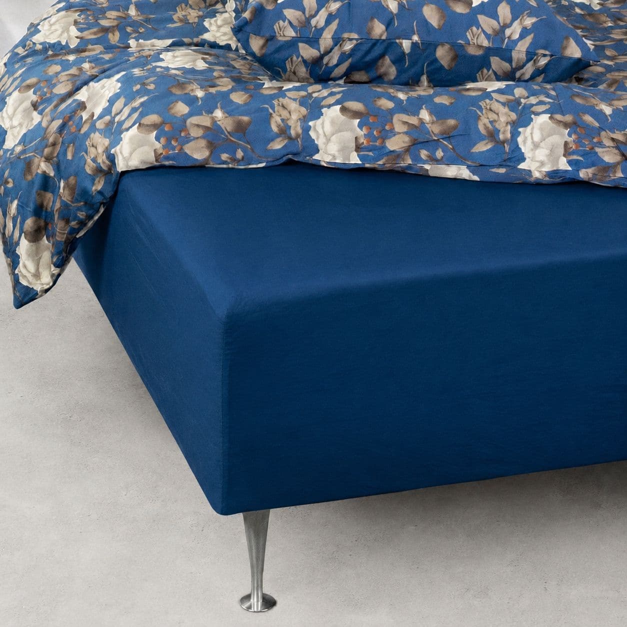 Blødt lagen 90x200 cm - Faconlagen i 100% bomuldssatin - Blåt boxlagen til madras - By Night satin lagen