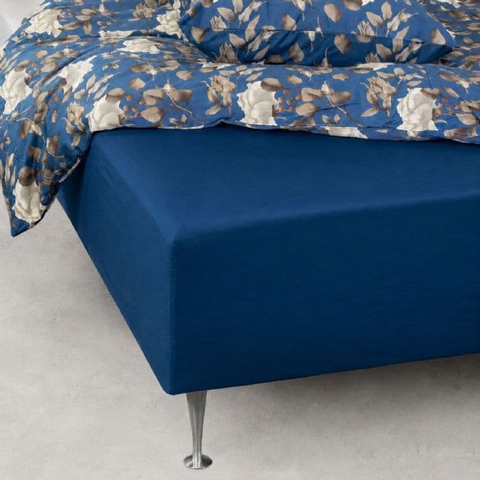 Blødt lagen 90x200 cm - Faconlagen i 100% bomuldssatin - Blåt boxlagen til madras - By Night satin lagen
