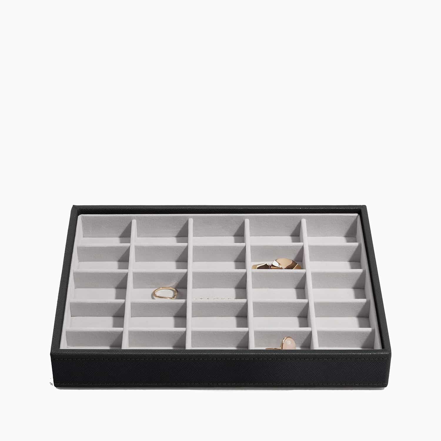 Stabelbart smykkeskrin (1 lag, sort) Sort Rektangulær Faux læder 25,4cm x 18,3cm x 3,8cm Yes - Sort - 25,4cm x 18,3cm x 3,8cm - Adriana