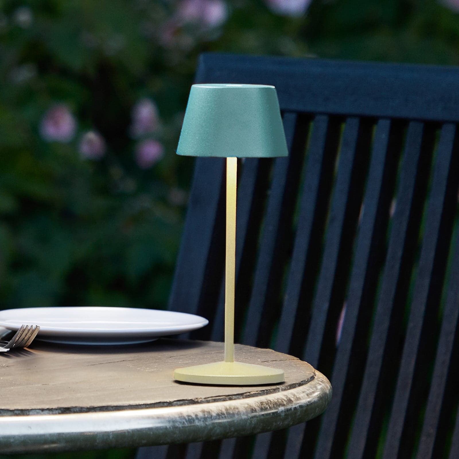 Modi Micro LED-batteridrevet bordlampe, IP65, grøn - LOOM DESIGN - Terrasse - Moderne - Aluminium - Med skærm