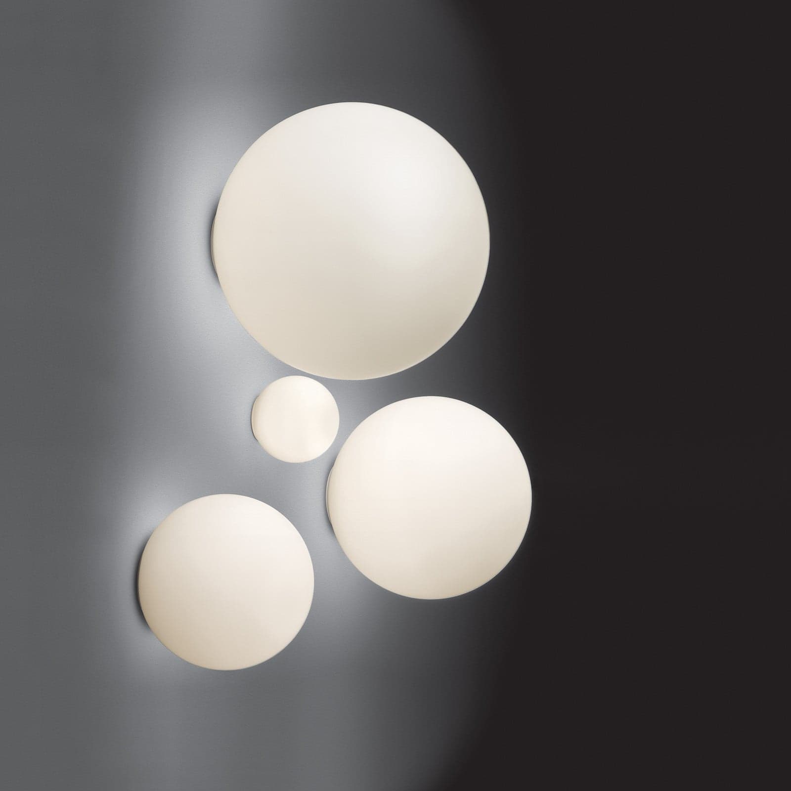 Dioscuri 14 loft-/væglampe, opalglas, IP44 – Artemide - Stue - Design - Kugle