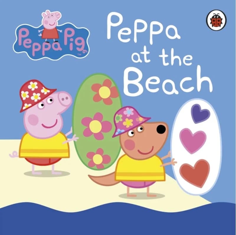 Peppa Pig: Peppa at the Beach - Peppa Pig - Board book Bog - Penguin Random House Children's UK - 2018 - Engelsk - Booktok.dk