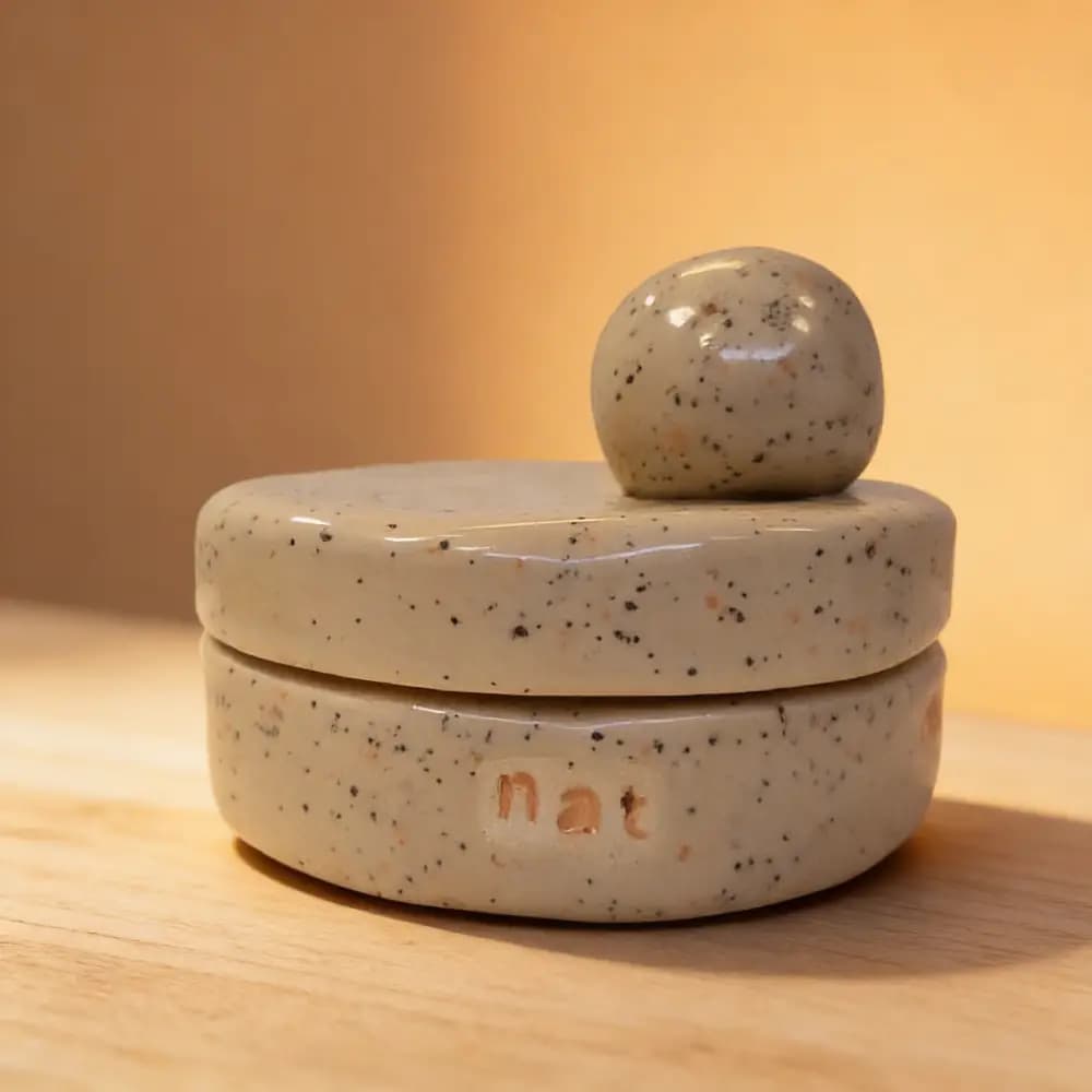 Pilleskål i keramik – 4 rum (unika) - speckled vanilla