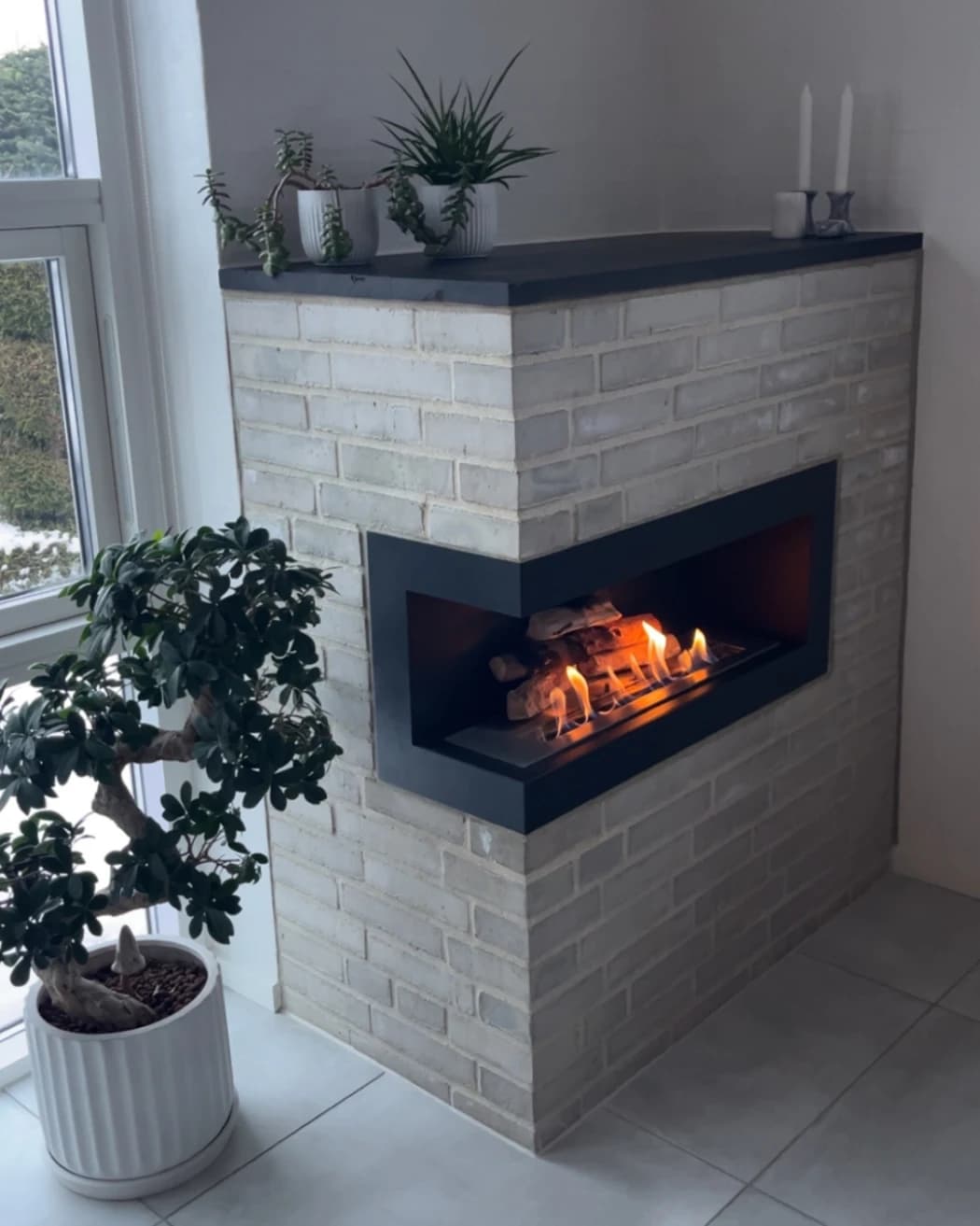 ScandiFlames Hjørnepejs 85 cm - Venstrevendt biopejs til indbygning - Op til 7,5 times brændetid - Ingen røg, sod eller aske